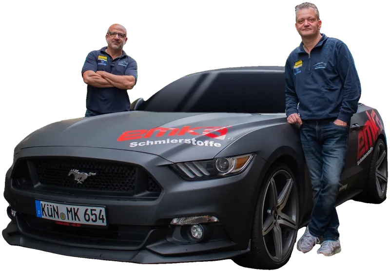 Die beiden Inhaber von Autoteile R&S mit ihrem Ford Mustang im emka-Design
