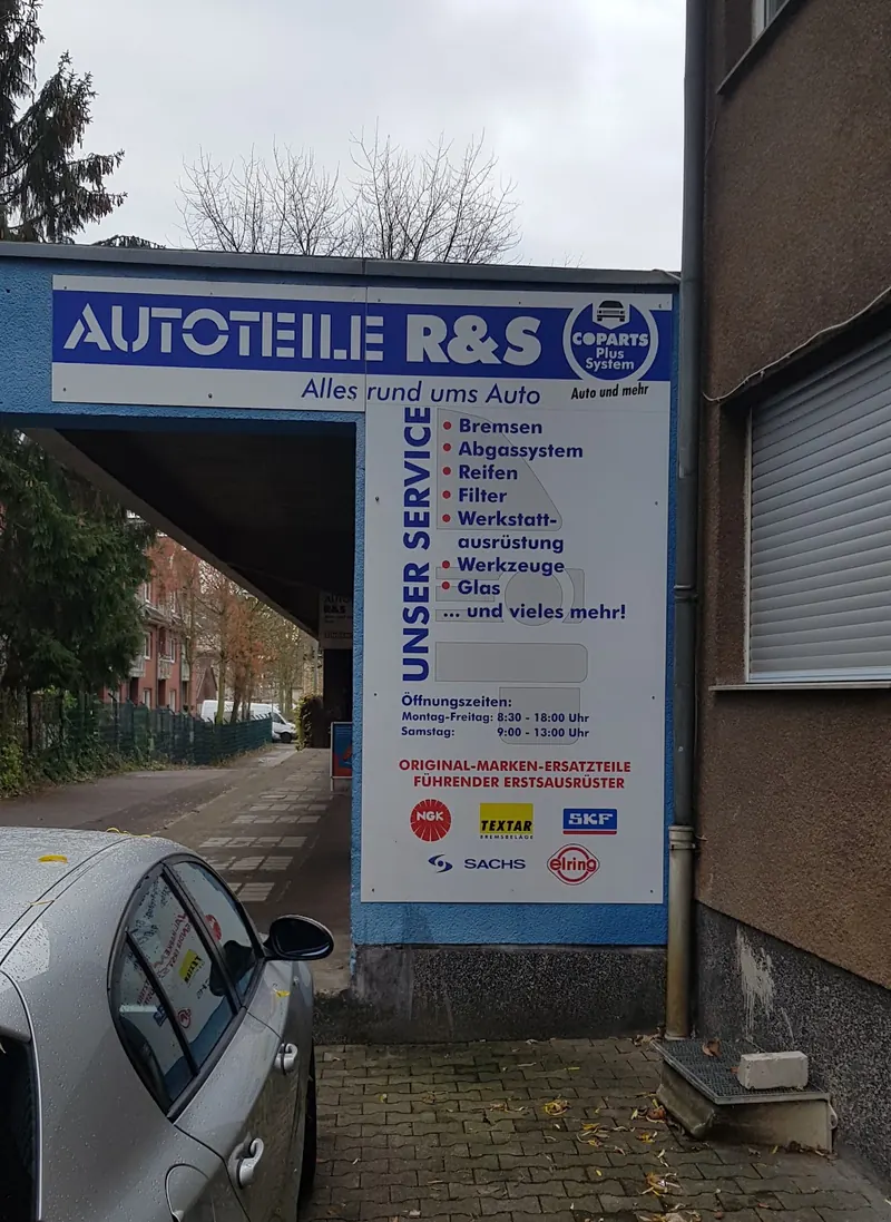 Das blaue Ladenschild „Autoteile R&S – Alles rund ums Auto“ an der Zehnthofstraße