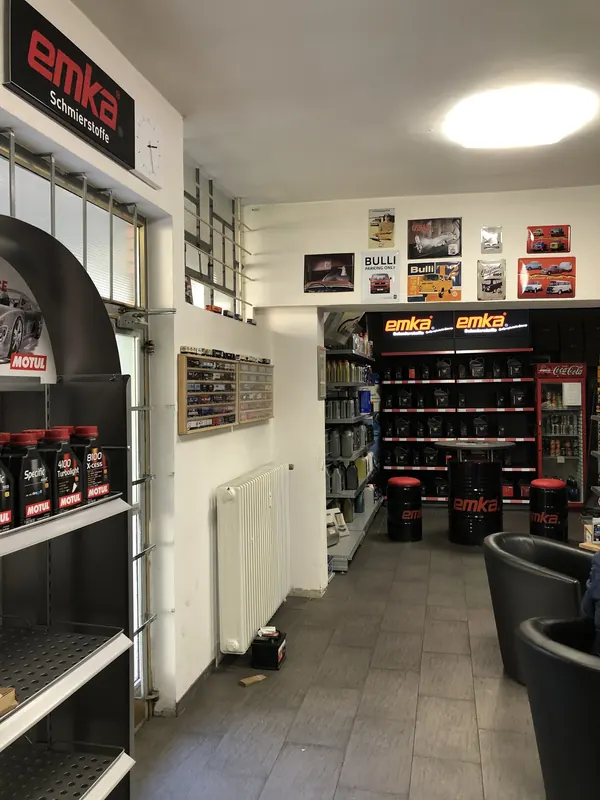 Blick in den Verkaufsraum mit Regalen voller Öle, Pflegemittel und Zubehör